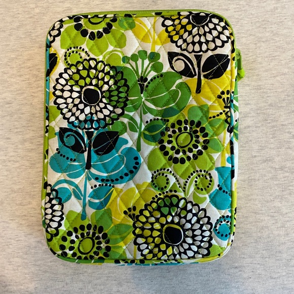 Vera Bradley IPad Sleeve - Green- great condition - Picture 2 of 3